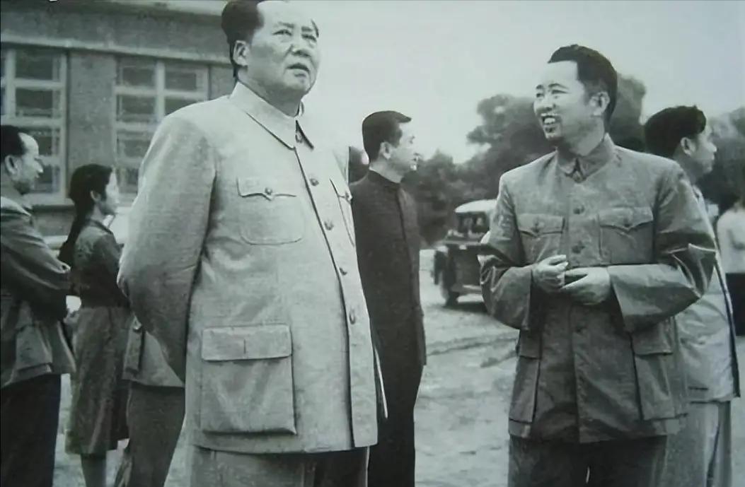 1952年，得知空军一年花掉几千亿后，毛主席盯着刘亚楼问：“你没贪污吧？”刘亚楼