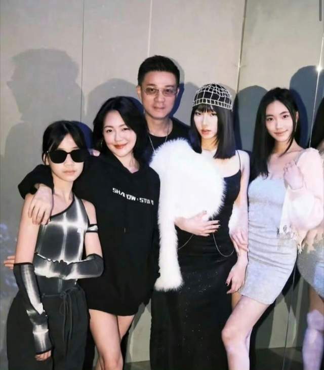 同班家长说对小S转变印象 荧幕上犀利敢说的小S，私下是贴心靠谱的妈妈，同班家长亲