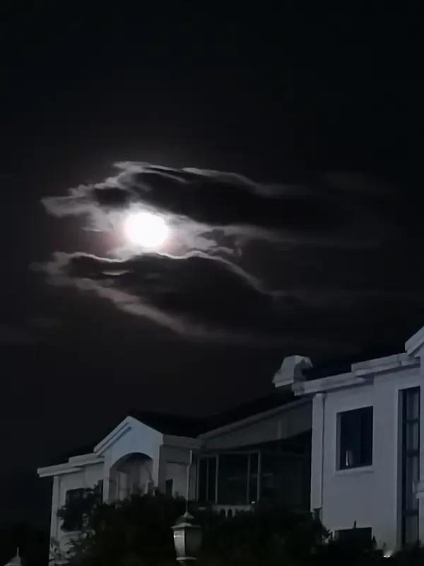 看到这个上联“月借云霞一点韵”，瞬间就觉得好有意境。月亮本就自带清冷气质，向云霞