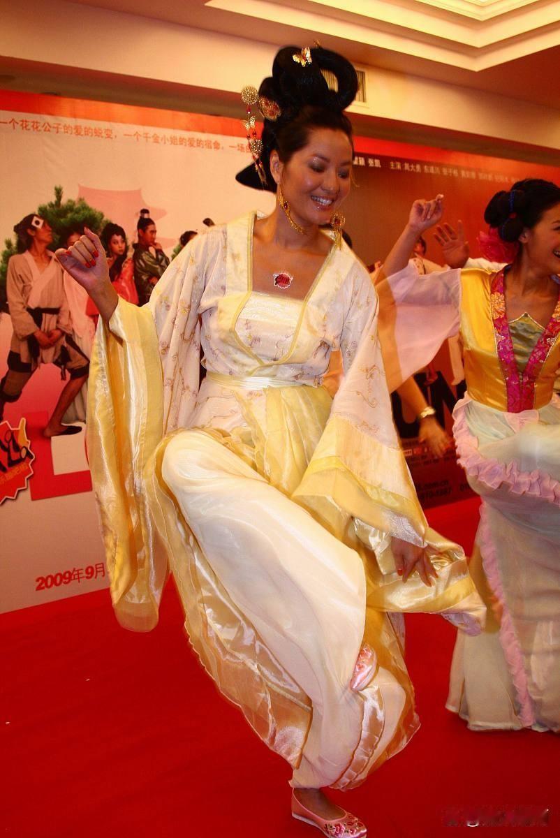 杨贵妃38岁，缢死马嵬坡。
西施36岁，可能沉江。
王昭君33岁，远嫁匈奴。
那