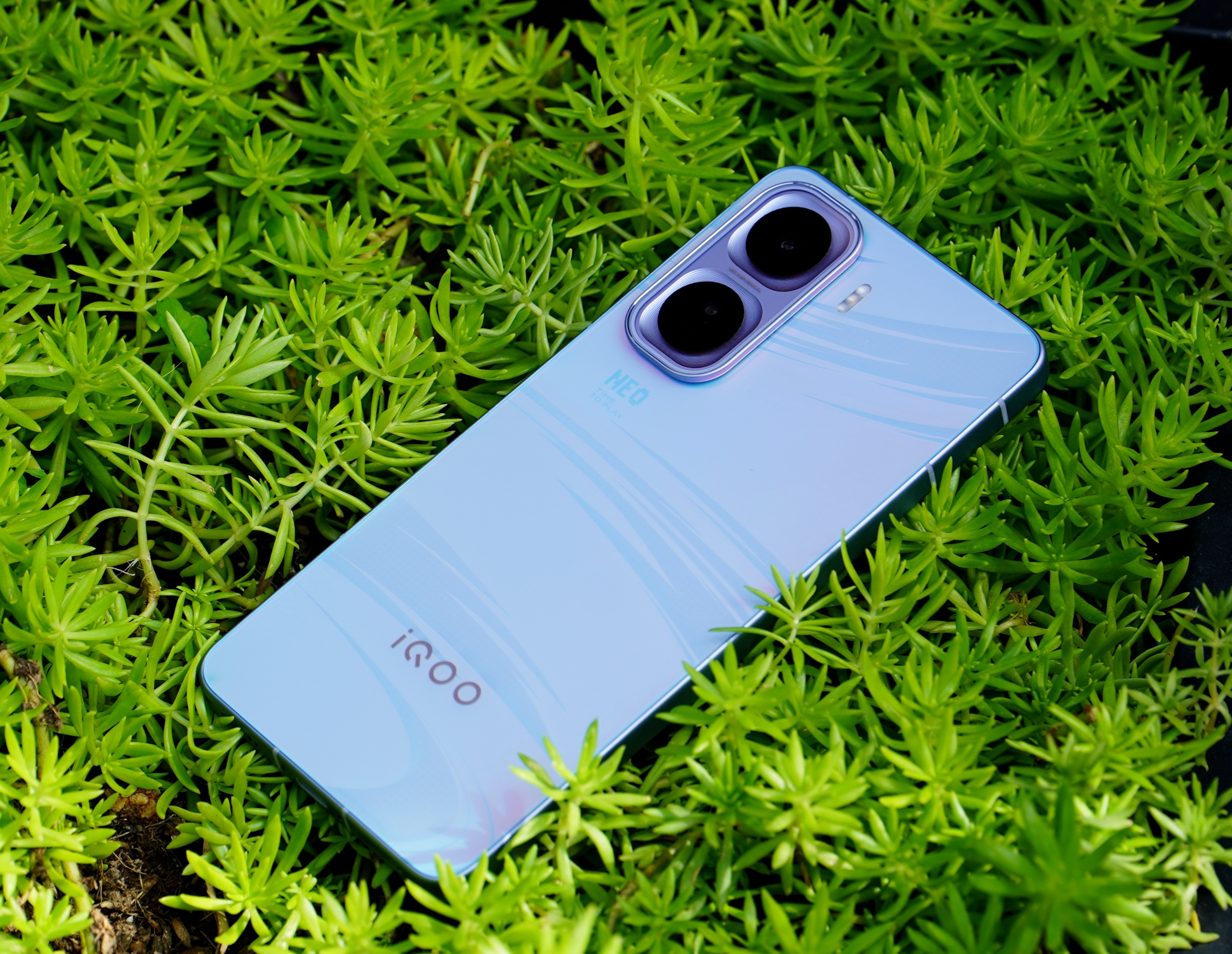 iQOO Neo11面对疾风真机上手图：子弹兄没忍住，看着骁龙8至尊+2K直屏+