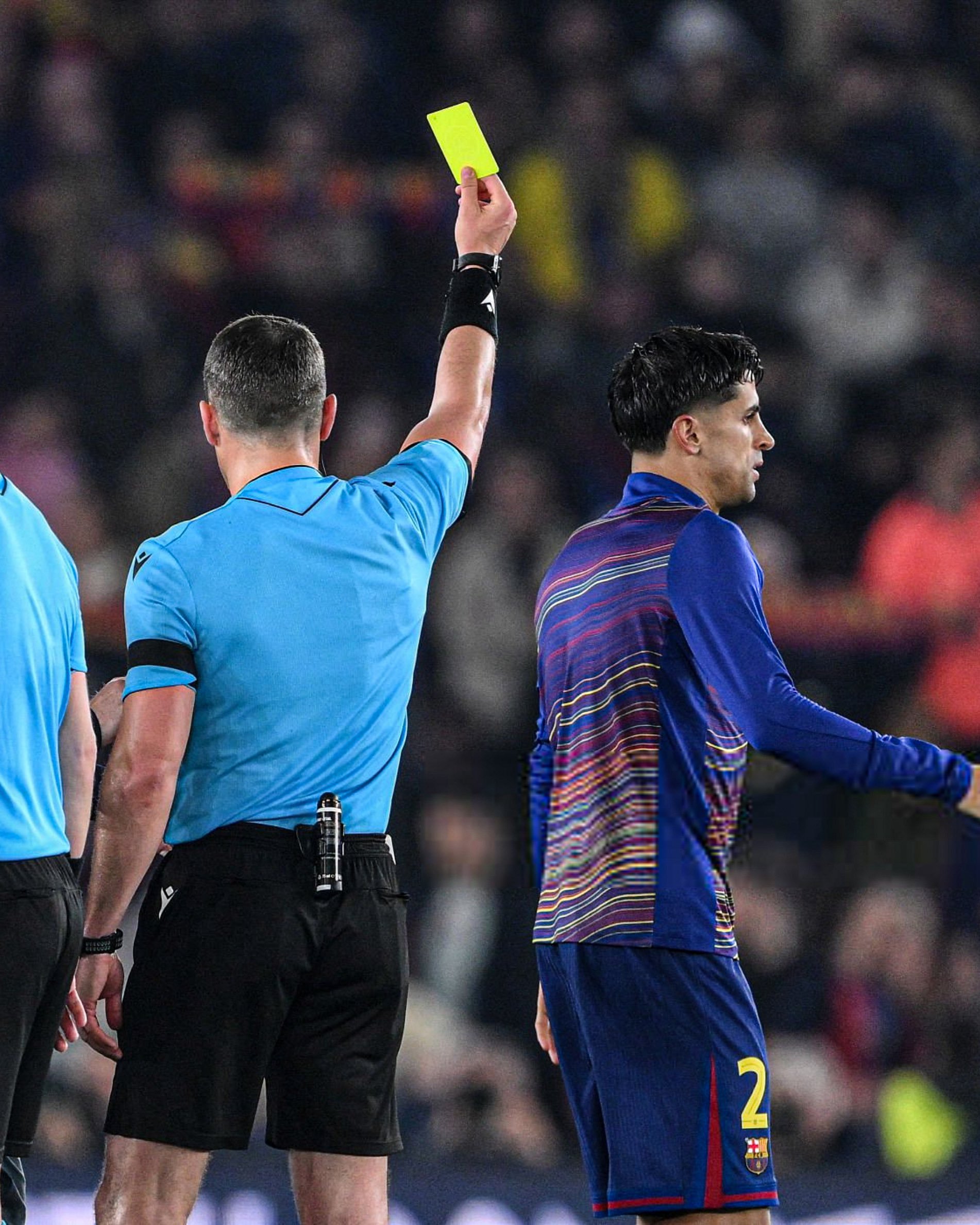 坎塞洛赛后不满裁判吃到了一张黄牌。巴萨vs马竞欧冠联赛巴萨0比2马竞