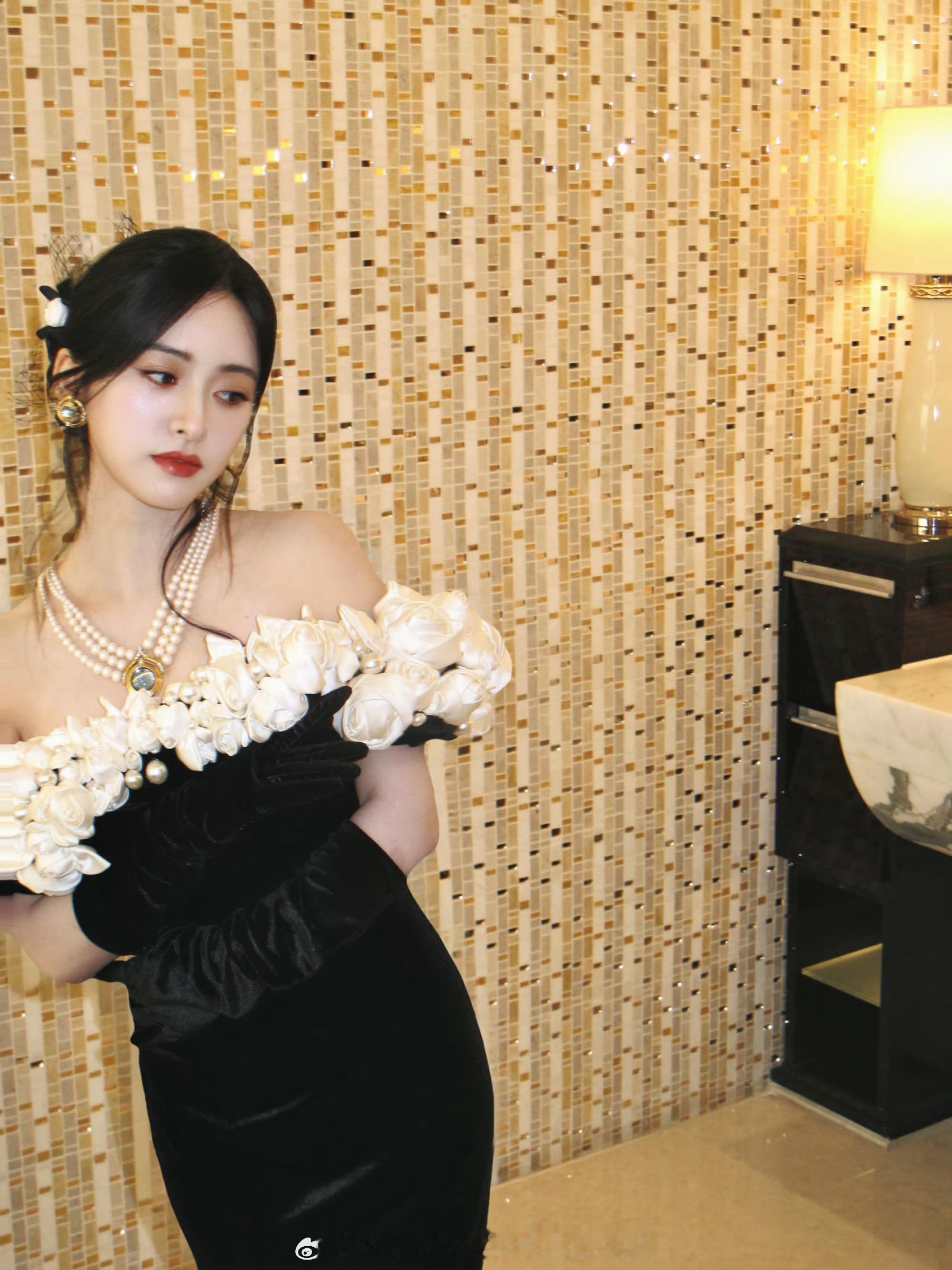 张振发的沈月沈月花朵一字肩沈月花朵一字肩，优雅迷人 