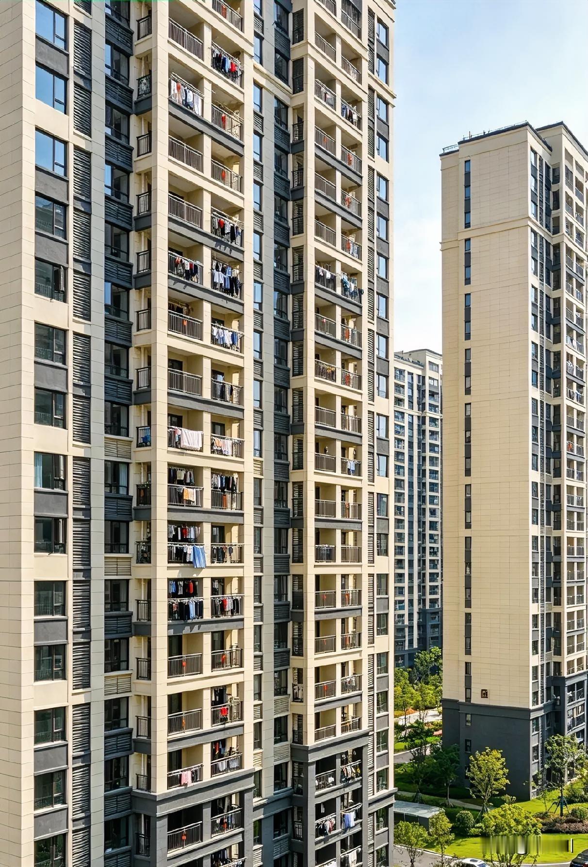 很多人看现在的二手房挂牌量高，成交量低，就说楼市凉了，我卖房子快15年了，我可以