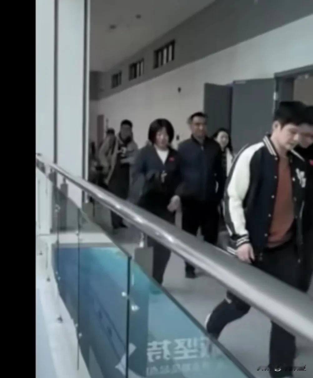樊振东作为上海交大的三好学生，回去领奖状了。
可能是担心人气太高，樊振东乘坐专车