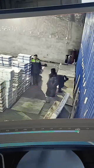 人要倒霉的时候，真是想躲都躲不掉。
尤其是像这位大姐一样。
她恐怕是根本就想不到