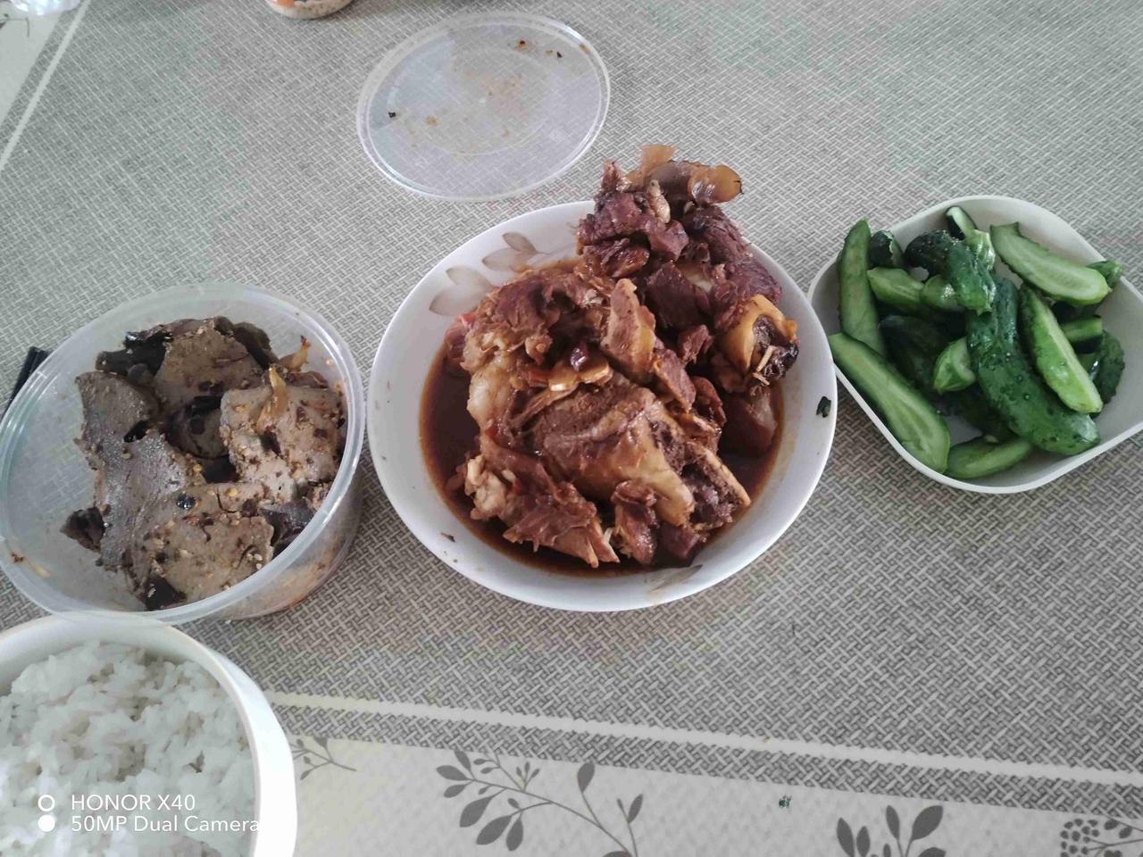 我的今日状态：😁轻松愉快
我这里的天气：🍂微风
今日午餐。