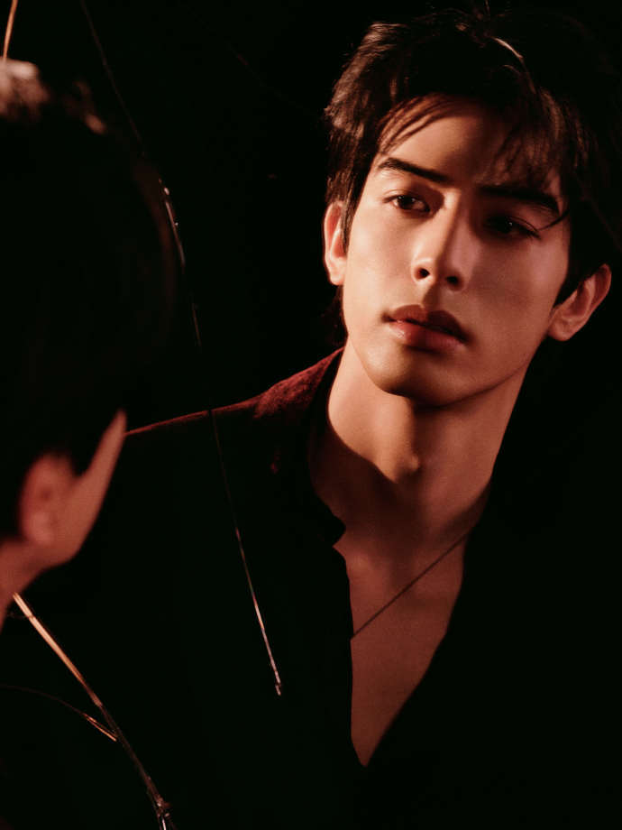 宋威龙黑红look宋威龙红丝绒西装daddy感 宋威龙丝绒深V西装 宋威龙黑红l