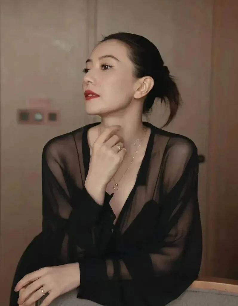 高圆圆｜黑纱红唇，是岁月沉淀的性感✨
 
45岁的高圆圆这组写真直接鲨疯了！一袭