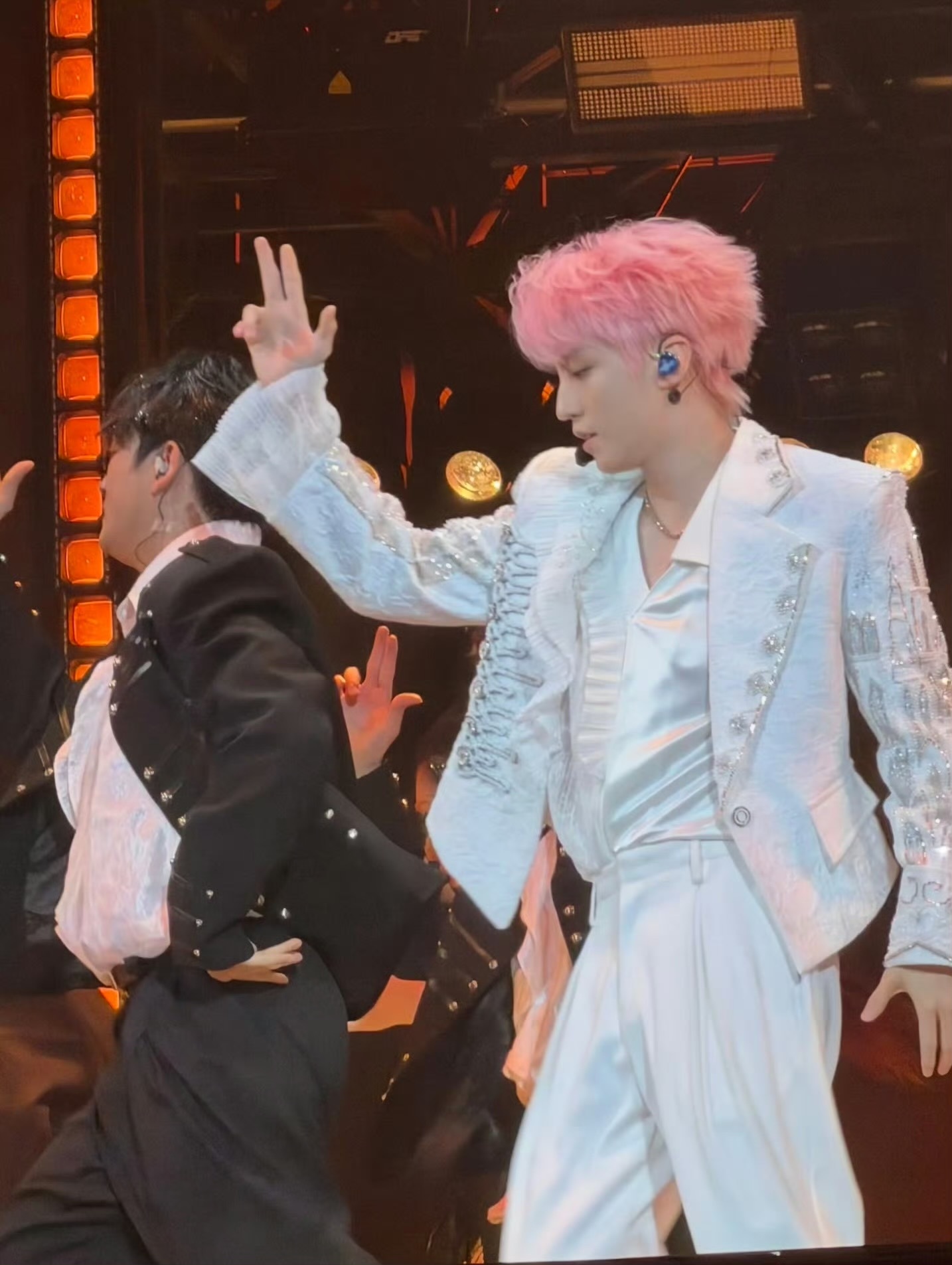 王俊凯站姐顶级审美王俊凯站姐的顶级审美真的超绝，小凯粉色头发也太好看了吧