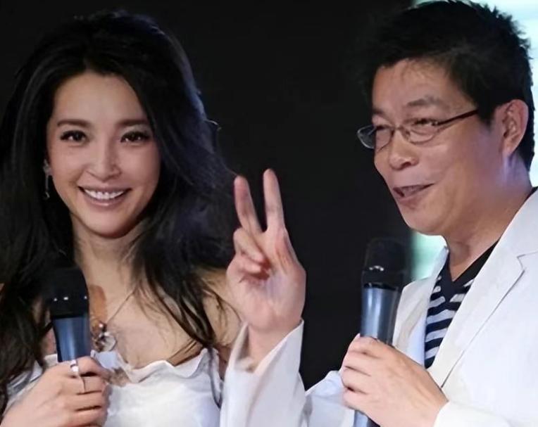 1999年，42岁的地产富商石涛看上了李冰冰。为了抱得美人归，石涛送上30多万的