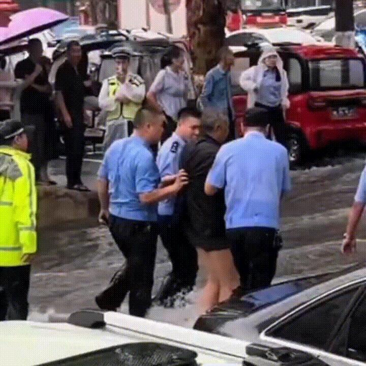 许昌民警组织民众撤离现场，搞笑的是老大爷裤儿都被冲走了，当地民兵自发组织橡皮艇转