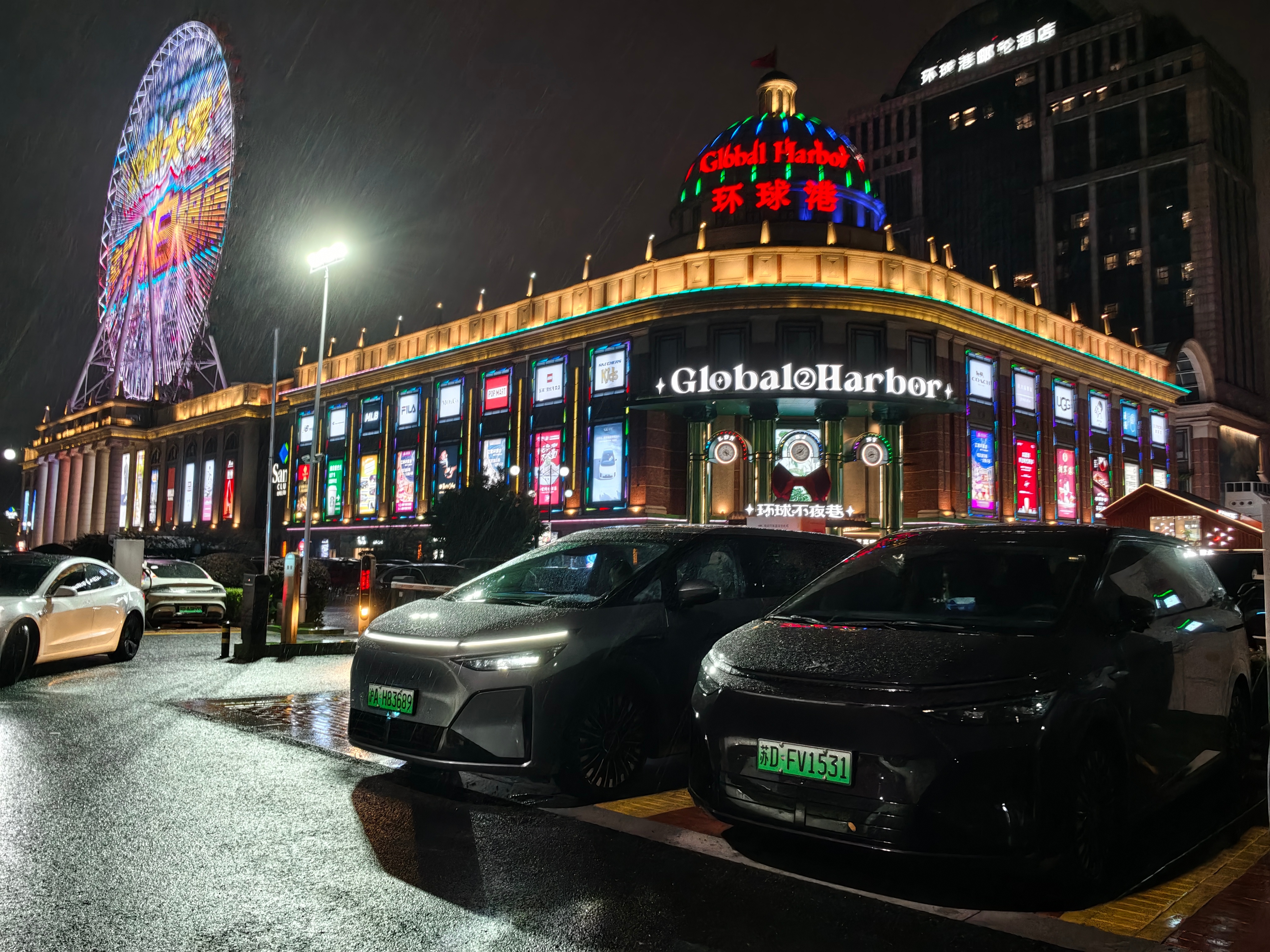 来环球港这边玩了，正好旁边也停着一台小鹏x9，那就来张合照吧～经过今天的使用，我