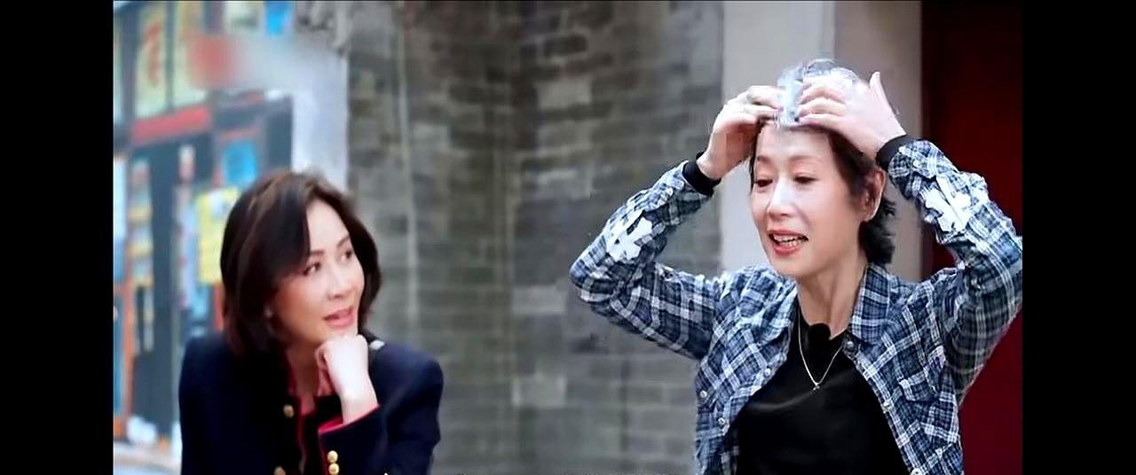 叶童蹲下的那一刻，镜头没给特写，却赢了所有剧本。
 
别人等指令，她直接掬水拍脖