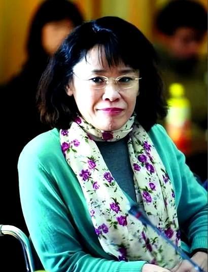 张海迪5岁瘫痪，曾被断言活不过27岁，如今70岁依然面色红润！她自学多门外语，不