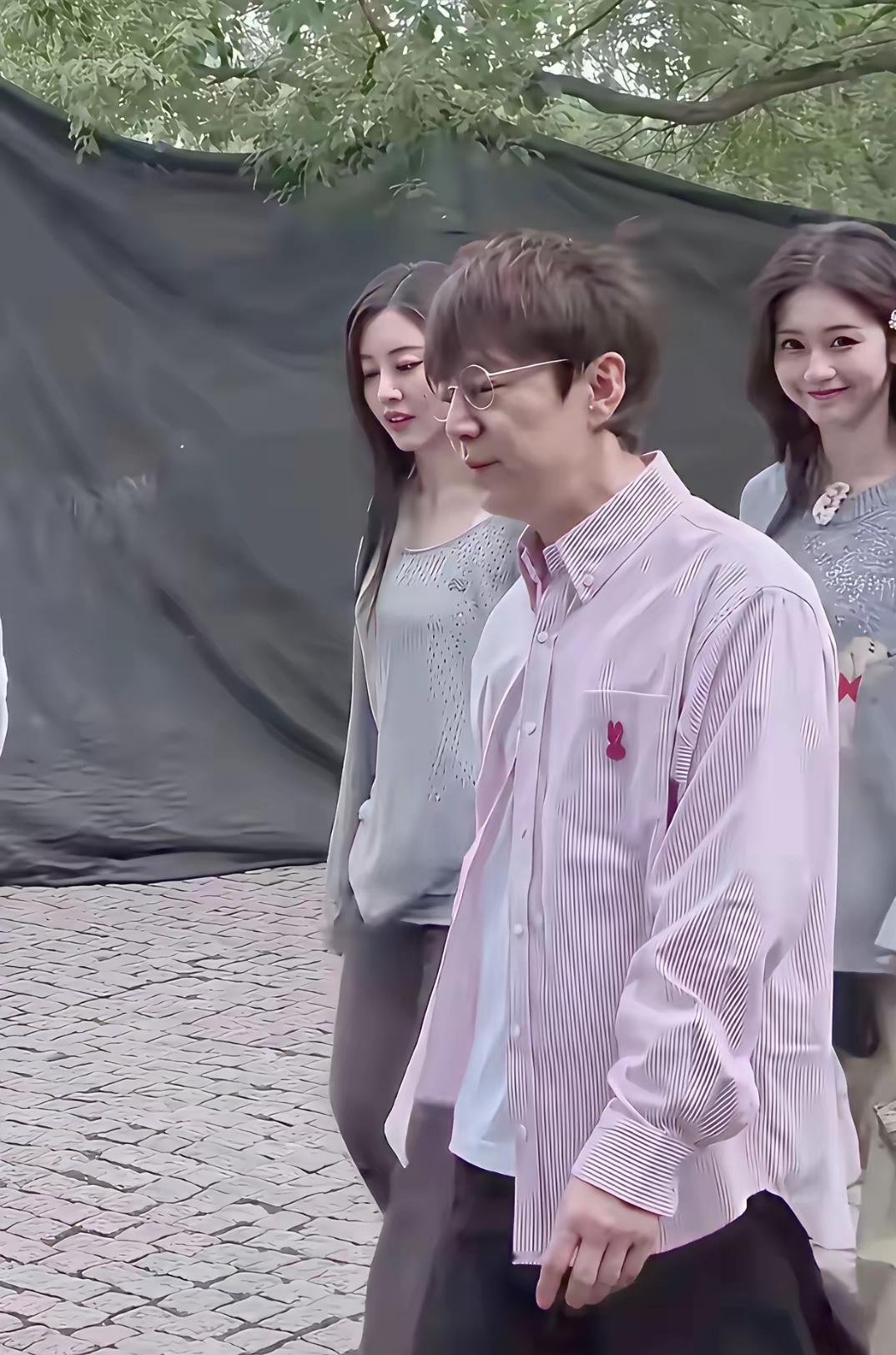 何炅老师，就是快乐家族的一员。那时候，就给人一种很活力奔放的形象，没想到十几年过