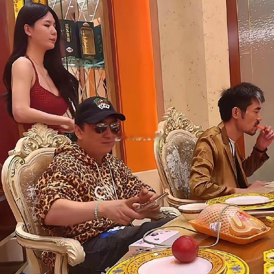 王思聪的模仿者与朋友聚餐时的一幕，神似 