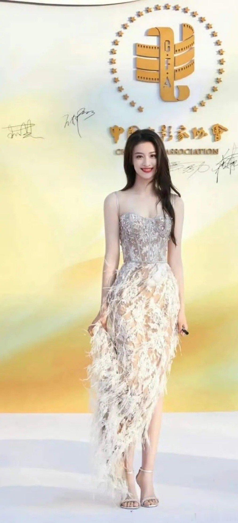 感觉王楚然这颜值还有身材在内娱算是很顶的存在吧为什么感觉一直资源不是很好，热度也