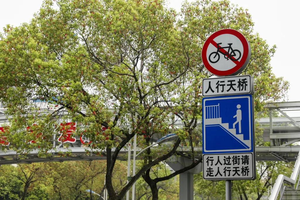 真是贼胆包天！
近日，广东省汕头市公安局破获一个偷盗交通指示牌案件。一40岁男子