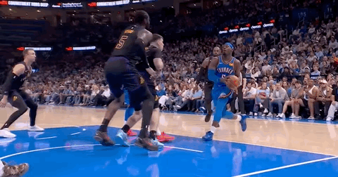 湖人和雷霆的比赛，多尔特也受伤离场！

多尔特持球强势冲击篮筐，遭遇对手明显的野