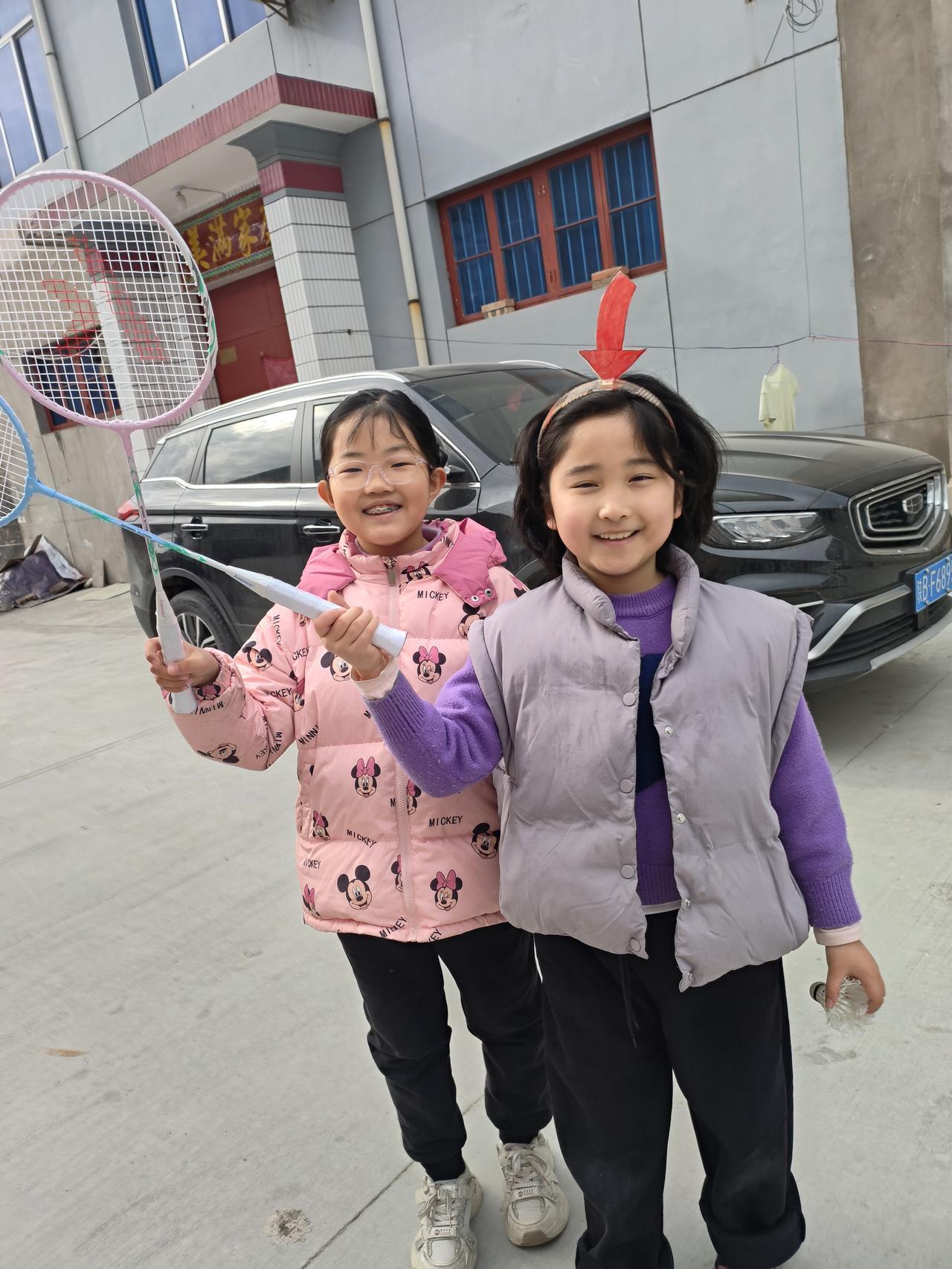 羽毛球拍在手里变成魔法棒，把寻常的院落，都变作盛满笑声的小宇宙～
☀️ 风里飘着