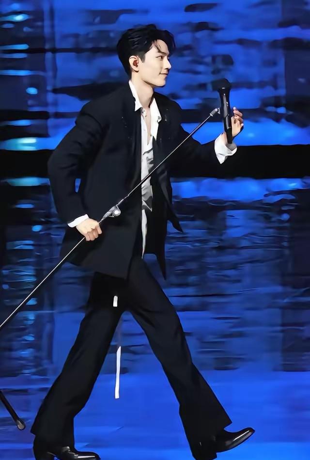 昨晚肖战演唱
结束后
90度鞠躬谢幕，之后还出现这么个场景，他很
自然地拎着话筒