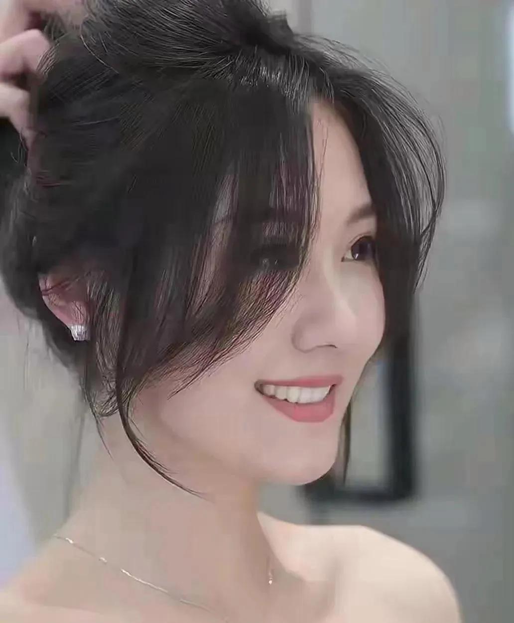 金秋赋
文/无冕诗人

时维九月，序属三秋。金风瑟瑟，玉露悠悠。山川焕彩，天地清
