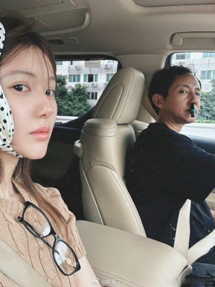#赵露思和爸爸车上自拍##赵露思[超话]# 赵露思的高颜值遗传了爸爸诶，她爸爸的