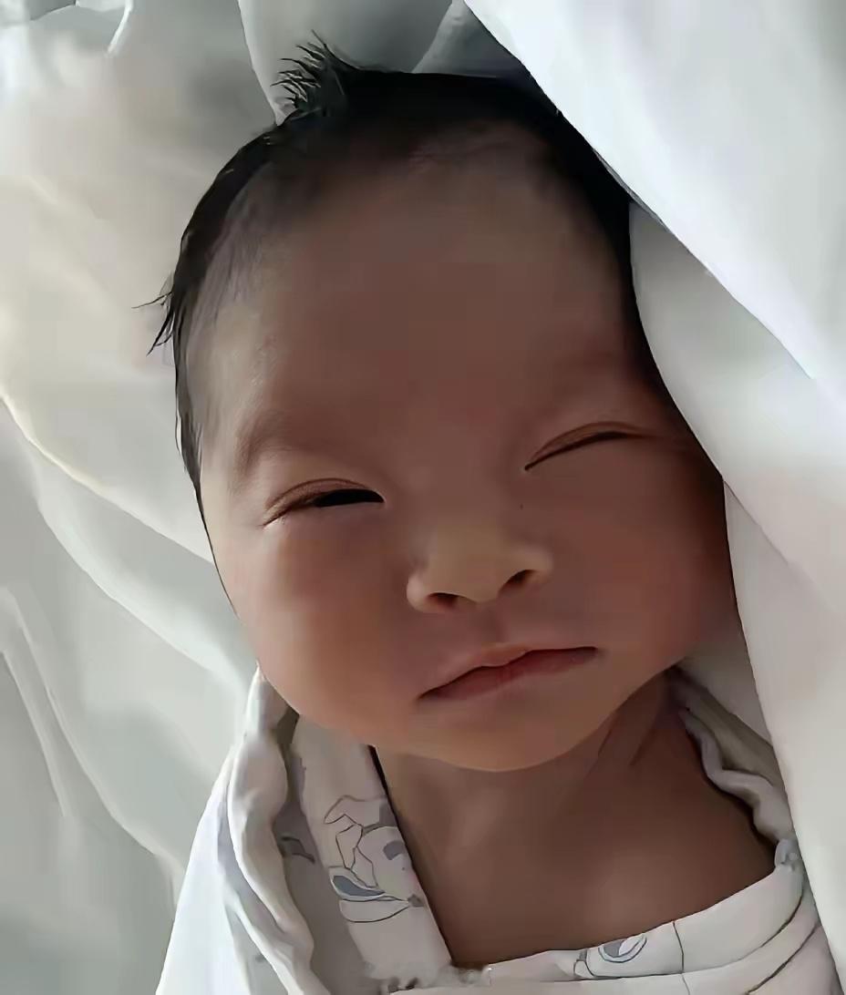 说马筱梅整容的都先停一下，来看小七宝这张“妈生脸”高清特写——完全遗传了她，还有