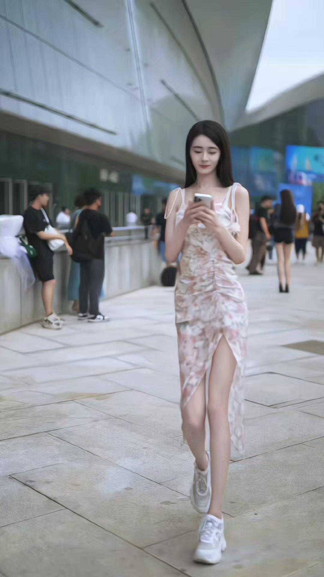 📸街拍穿搭想要出片？掌握这几点轻松拿捏氛围感！

1️⃣选色公式：基础色打底，