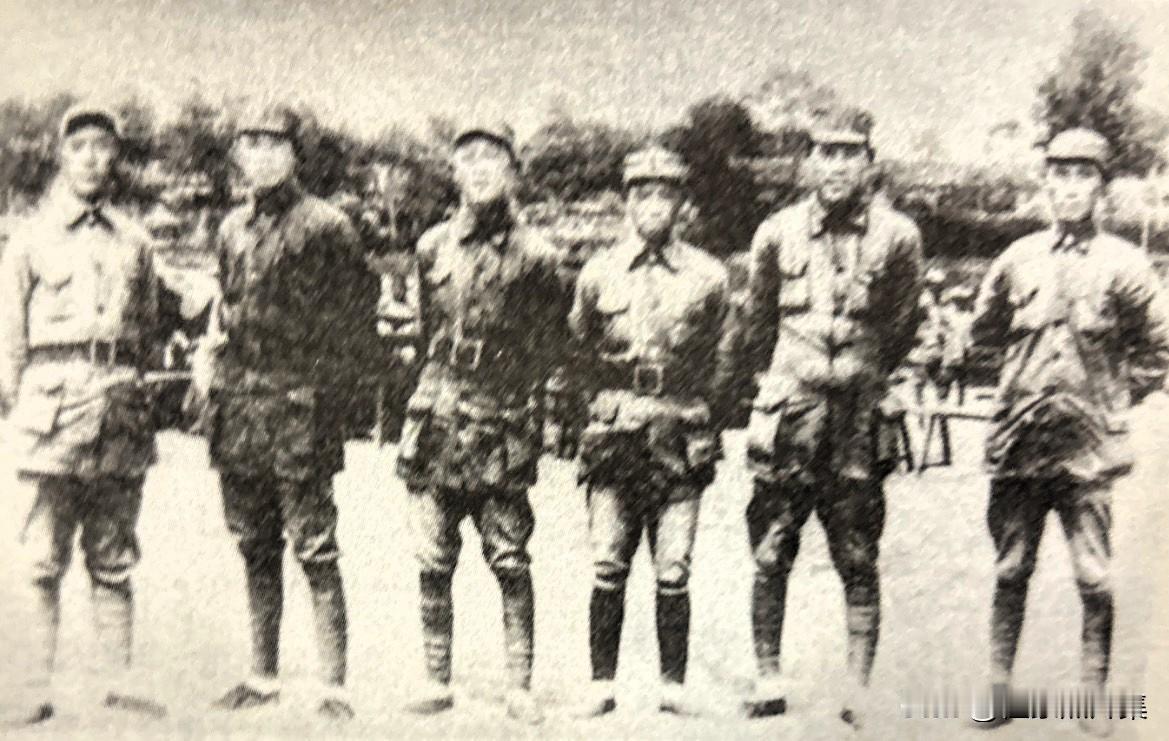 1940年夏，吴克华（左二）和八路军山东纵队五旅团以上主要领导高锦纯（左起）、梁