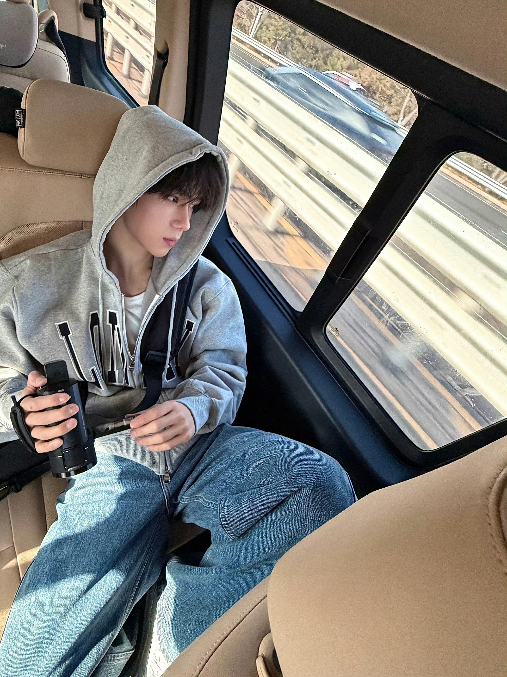 余承恩给人又想谈又想养的感觉余承恩看起来真的长得很乖萌，而且还帅