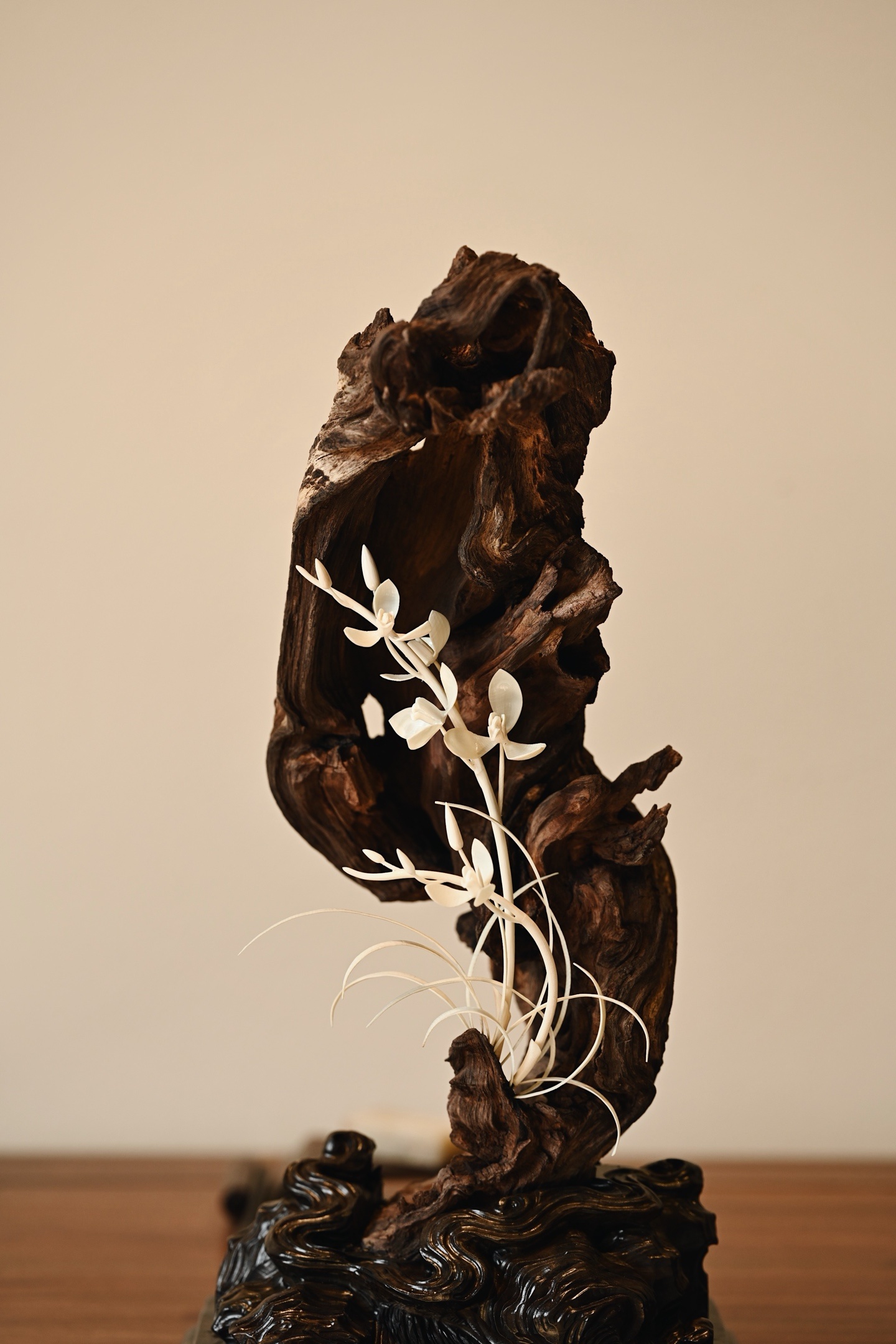 降真香x猛犸 | 风兰舞幽香 摆件取其自然之形，沉稳中不失灵动之势，嵌猛犸兰花，