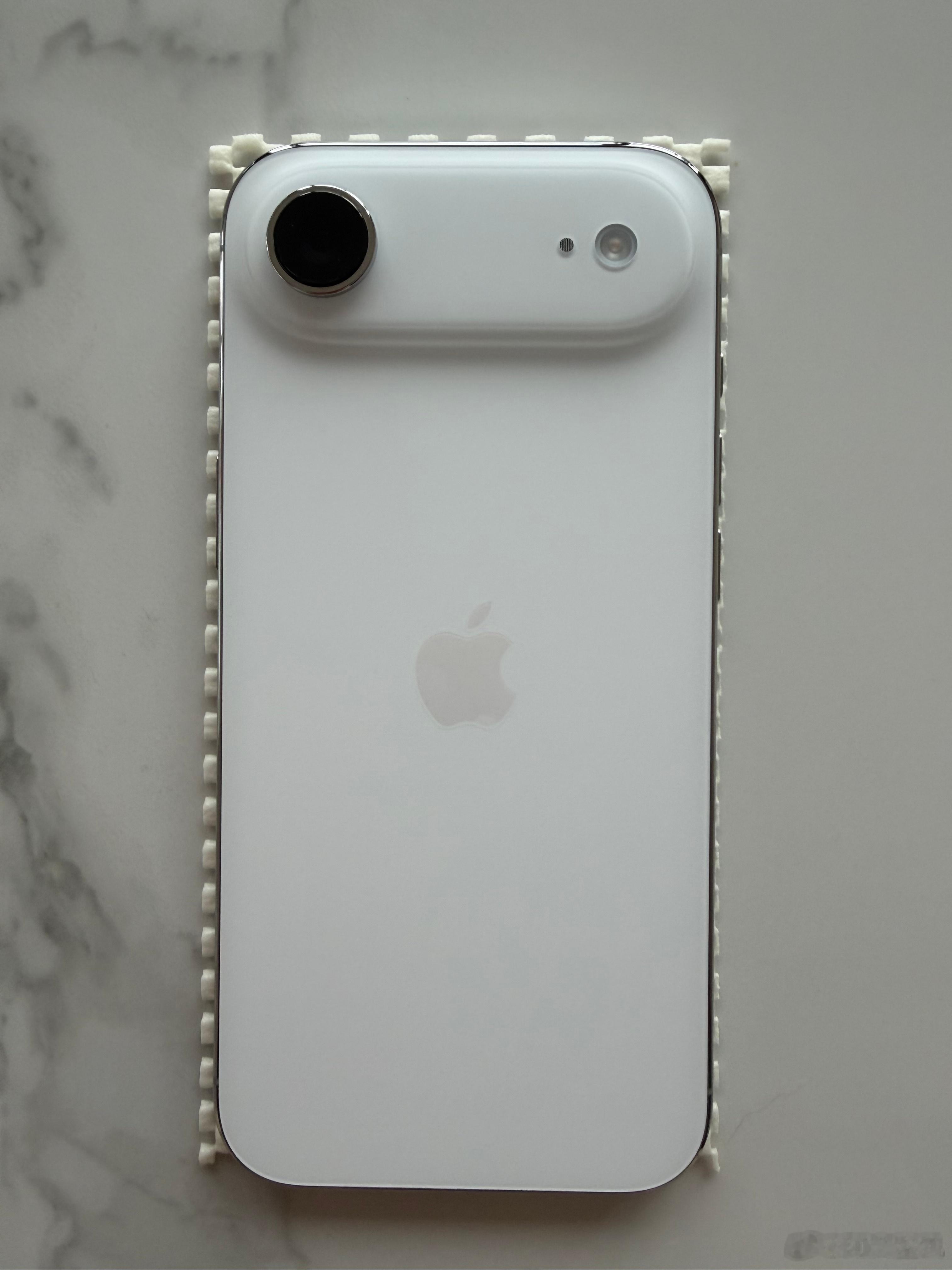 iPhone Air既是一个伟大的产品，也是一个失败的产品。iPhone Air