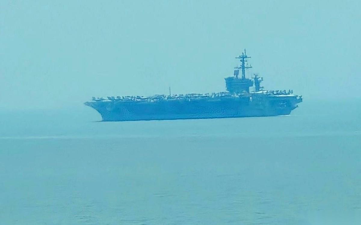 我们轮机长指着左边那艘飞速南下的军舰，扭头跟我说：追一下试试。
我当时人有点懵。