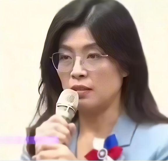 郑丽文在接受外媒专访时曾表示，“不会放弃用武力守护台湾的决心”，但她强调，两岸和