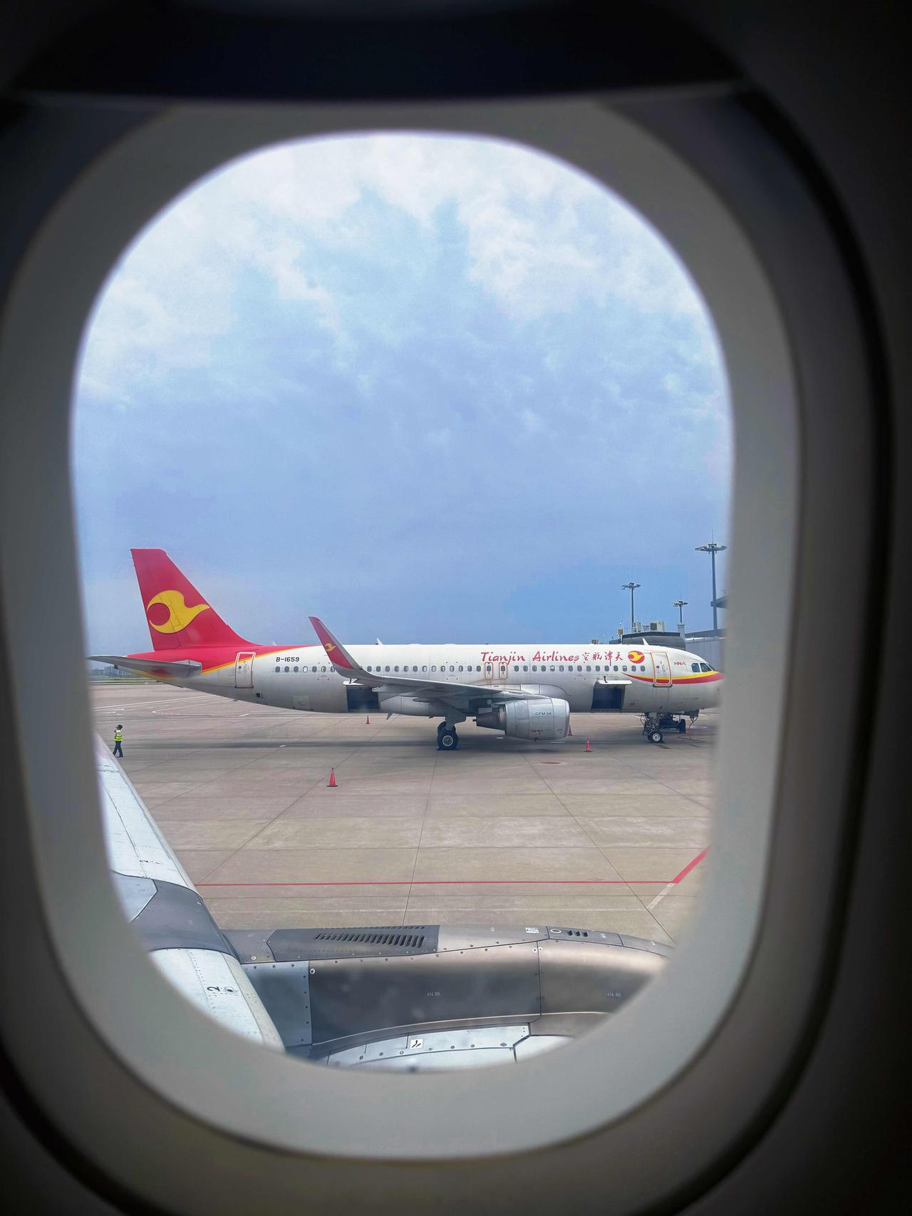 从西安中转飞新疆伊犁，
不出所料，
航旅纵横又给我安排了飞机翅膀的位置[笑哭]
