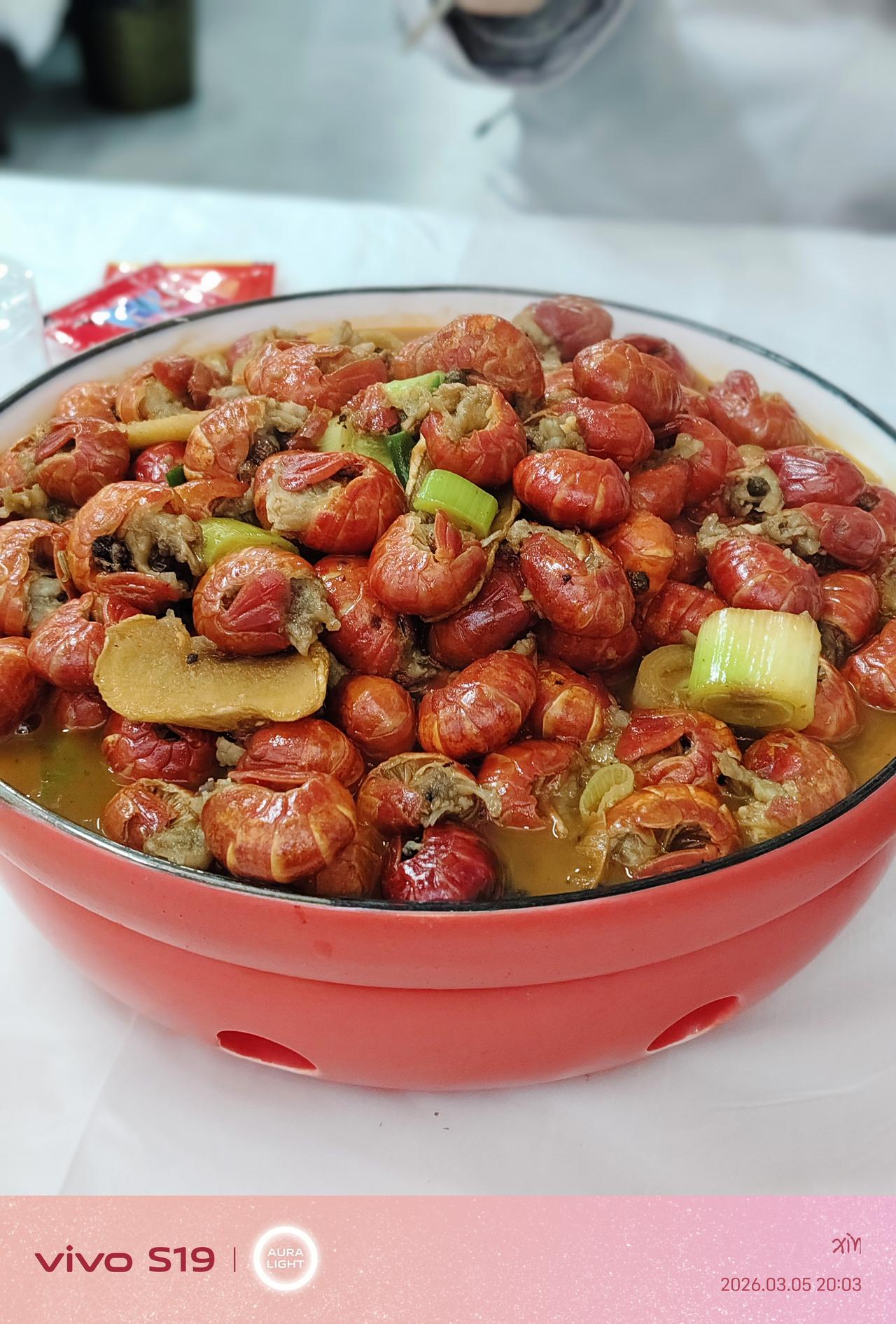 这道色泽诱人的麻辣小龙虾尾，是餐桌上当之无愧的主角。

饱满的虾尾在红亮汤汁中翻