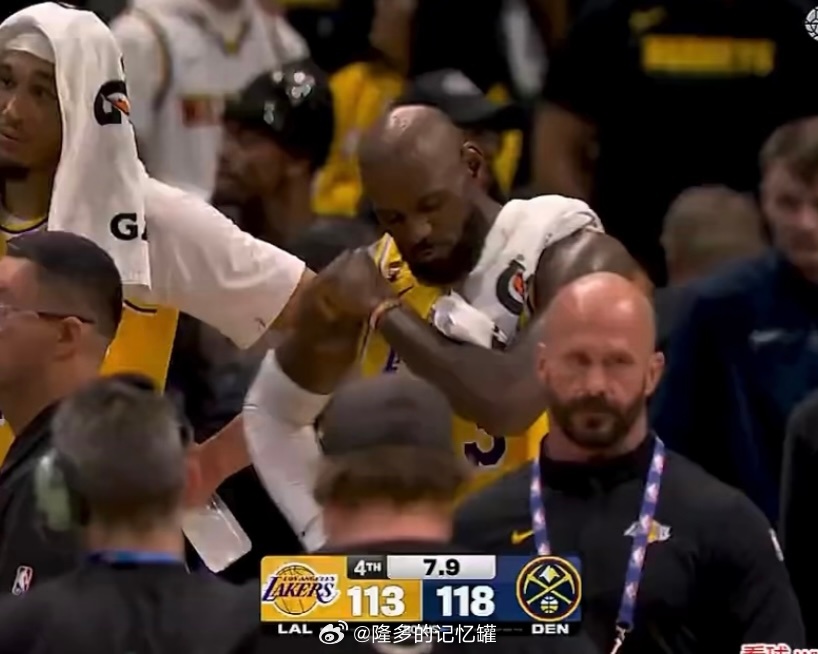 “里程悲”！出战34分钟，11投16分，正负值-10如何评价詹姆斯今晚的表现？湖