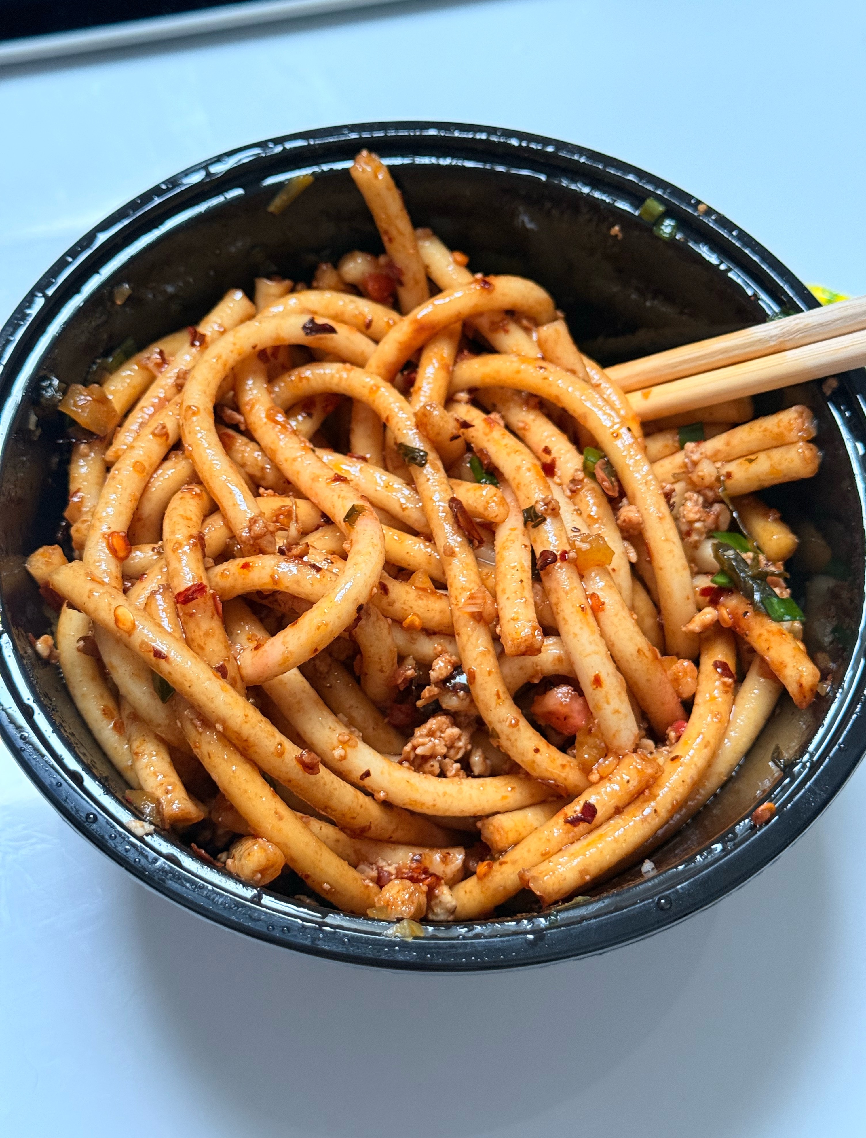 右边是贵州的肉末素粉，粉的类别我选的是酸粉，我特别爱吃这个，来贵州可以尝试一下呀