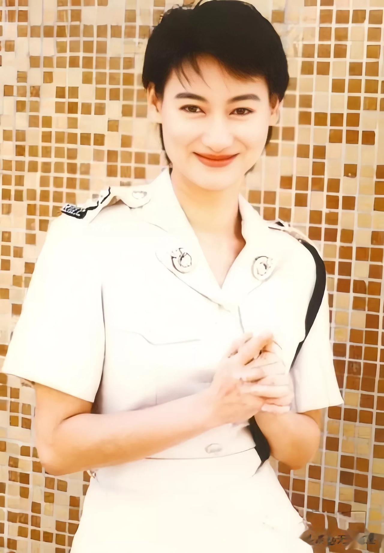 惠英红老了以后，大家看着很凶的样子，但是她年轻的时候，长得很美艳又不俗气，英姿飒