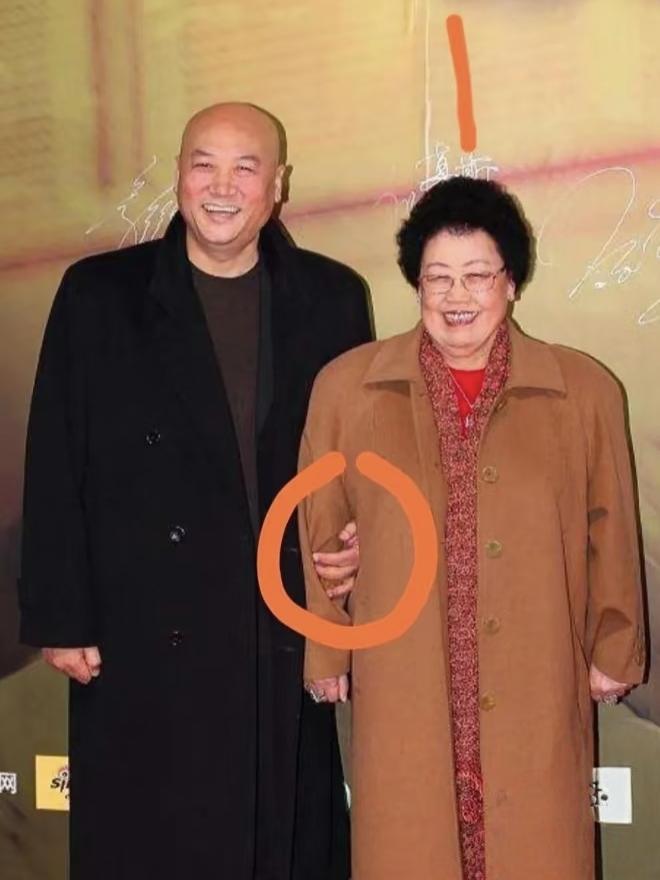 为什么迟重瑞放着大好的演艺前程不要，跑去“入赘”陈丽华？
原因很简单，不是为了钱