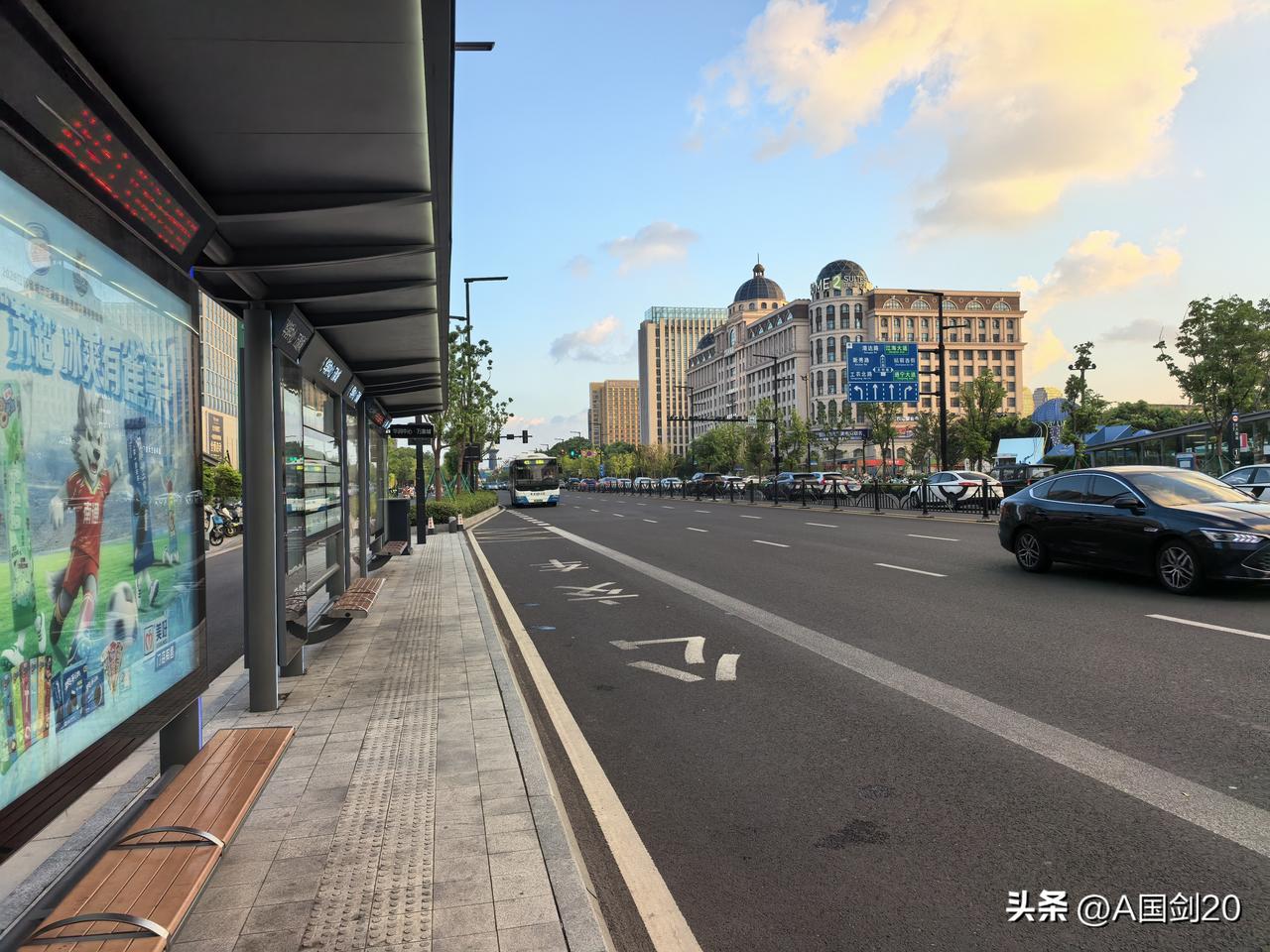 骤雨刚歇的夏末午后，风里还裹着没散的湿意。北大街的柏油路面泛着浅亮的水光，车流顺