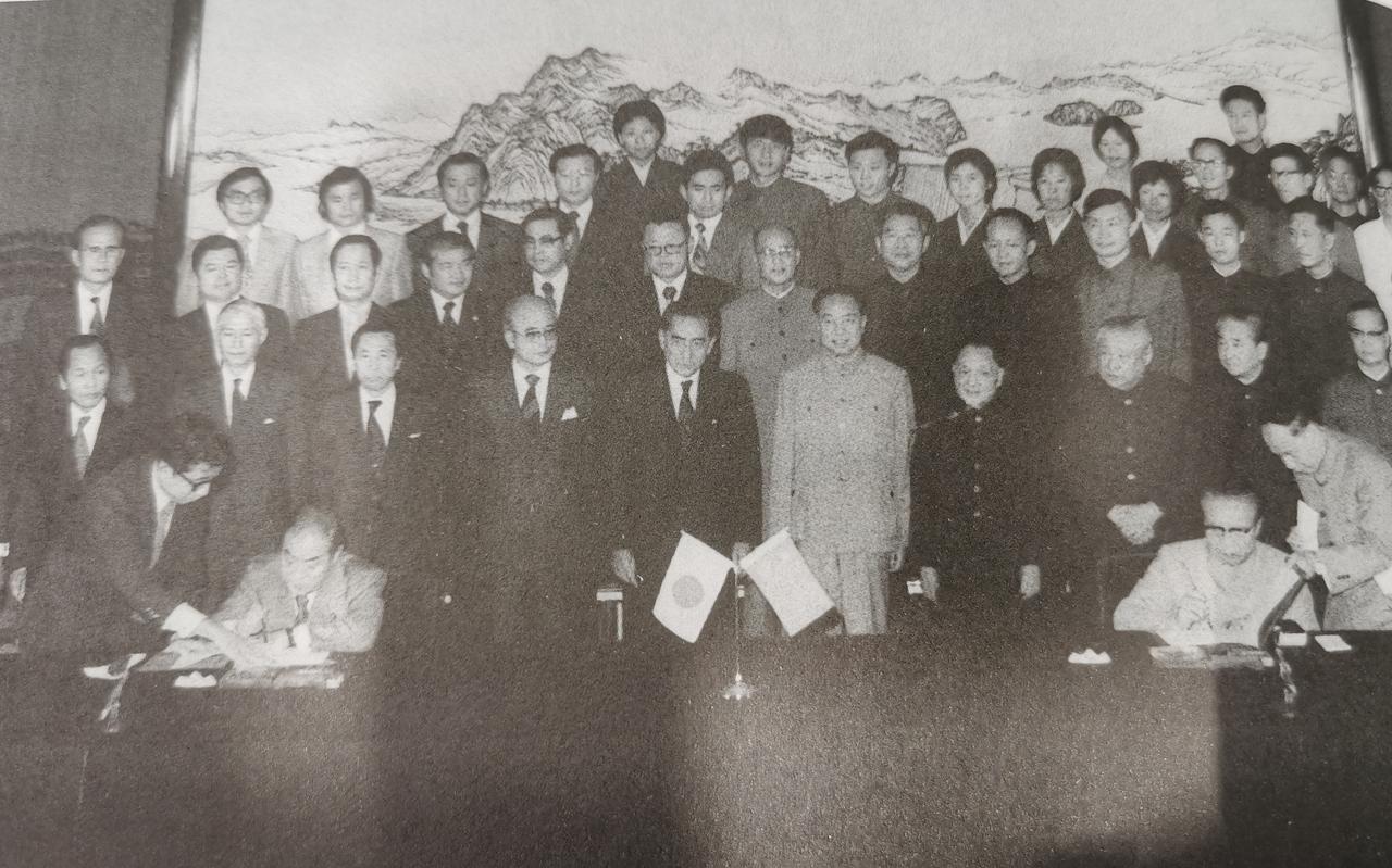 1978年8月12日，中日两国在人民大会堂签订《中日和平友好条约》。站在前排中间