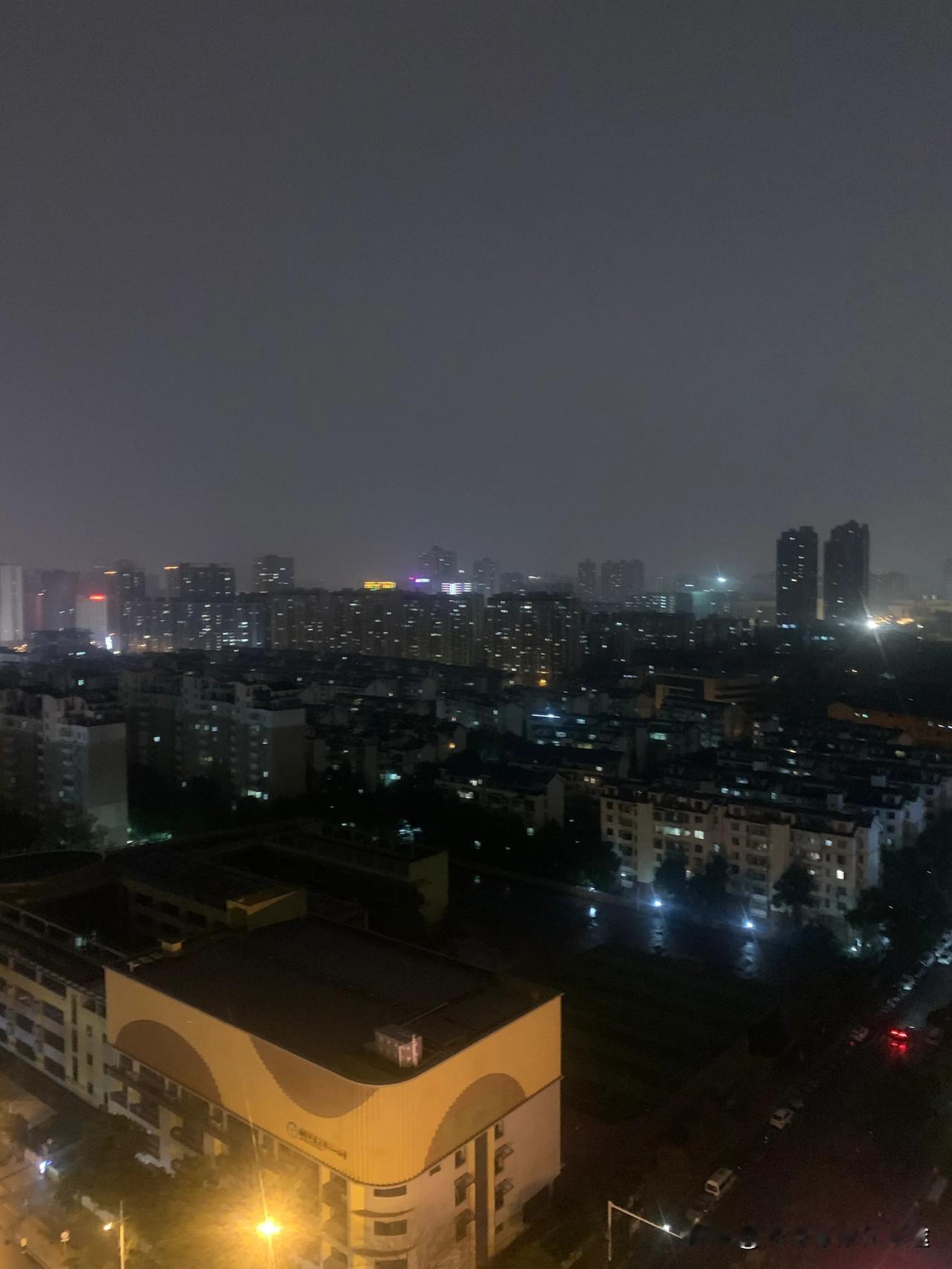 夜幕下的城市灯火，温暖而宁静