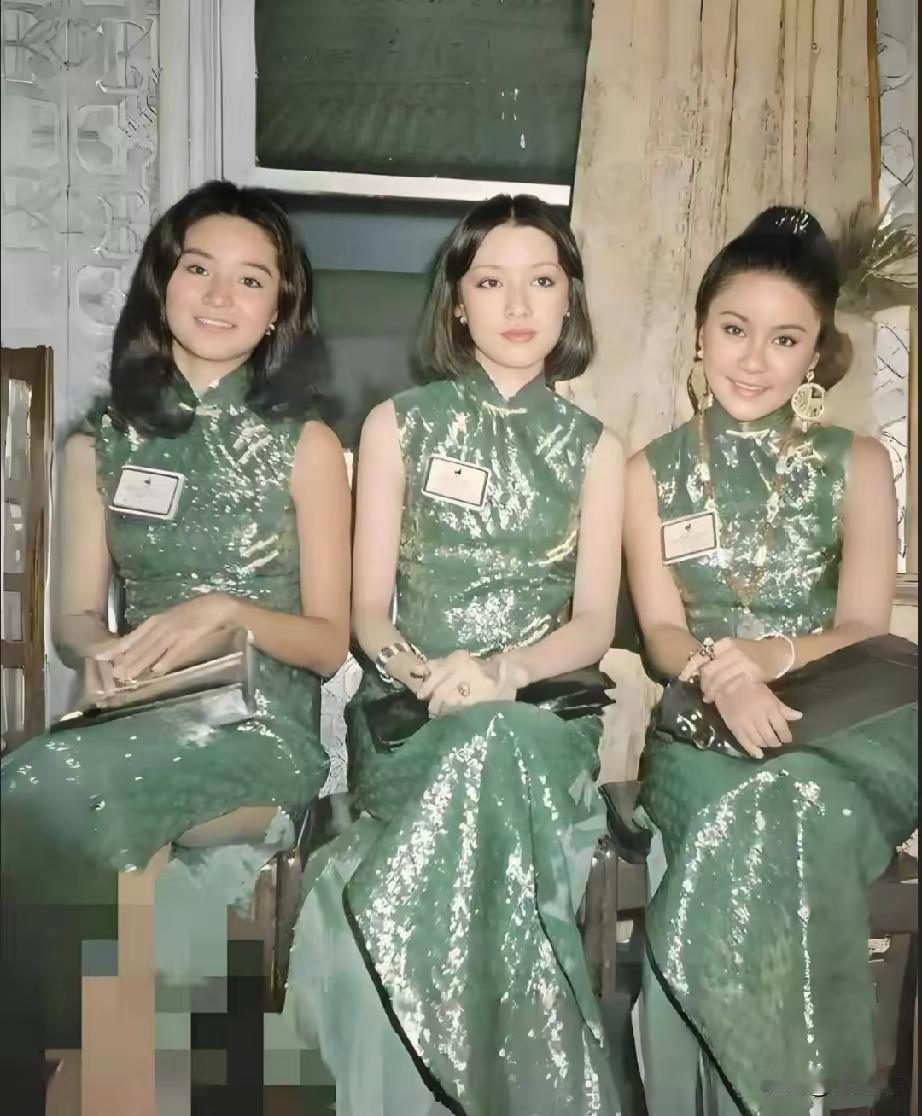 三位穿绿色礼服的女士坐在一起。谁能认出三位美女，我是真佩服他 ，年代已久，依然漂