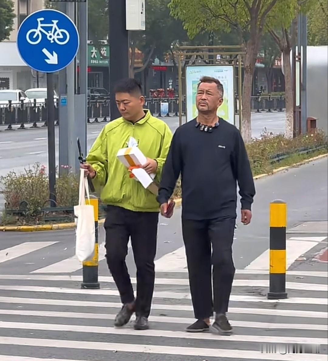 流浪大师沈巍出行也开始“讲排场”了。一双黑色旧布鞋踩出六亲不认的步伐，领口挂满七