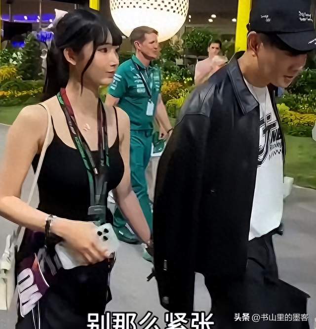 林俊杰牵24岁女友秀恩爱，七七穿吊带背16w爱马仕 网友直呼像父女