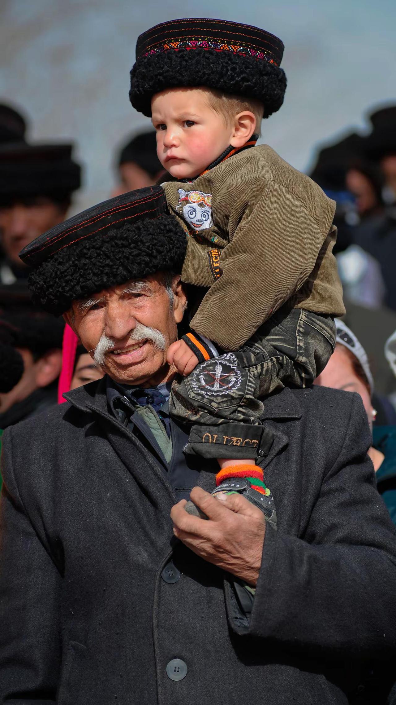 我用镜头定格了15年前肖贡巴哈节上的您们。2012年的今天，我在帕米尔高原上的塔