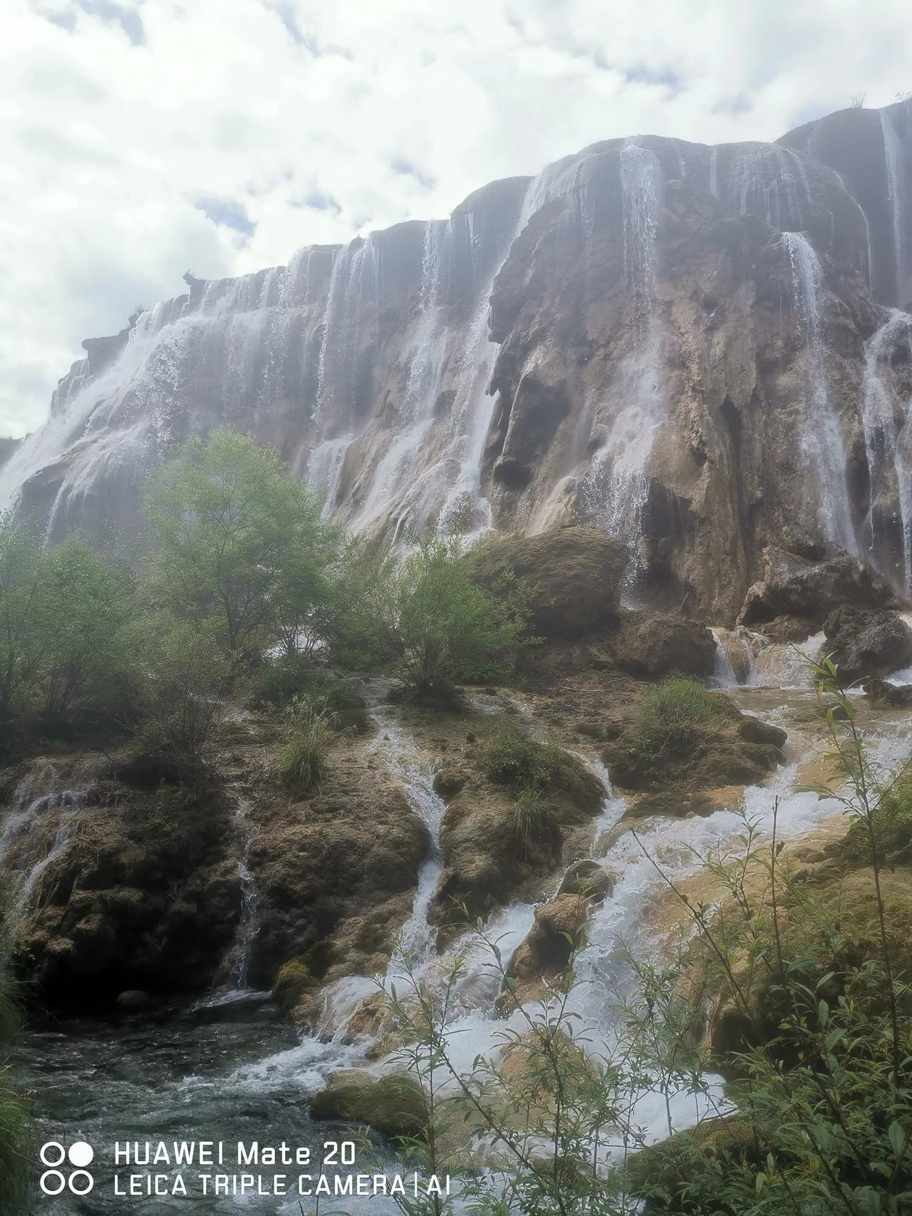 第二次来九寨沟，仍然是在夏季。
这就是生活，你可以选择上路，可以选择旅伴，也可以